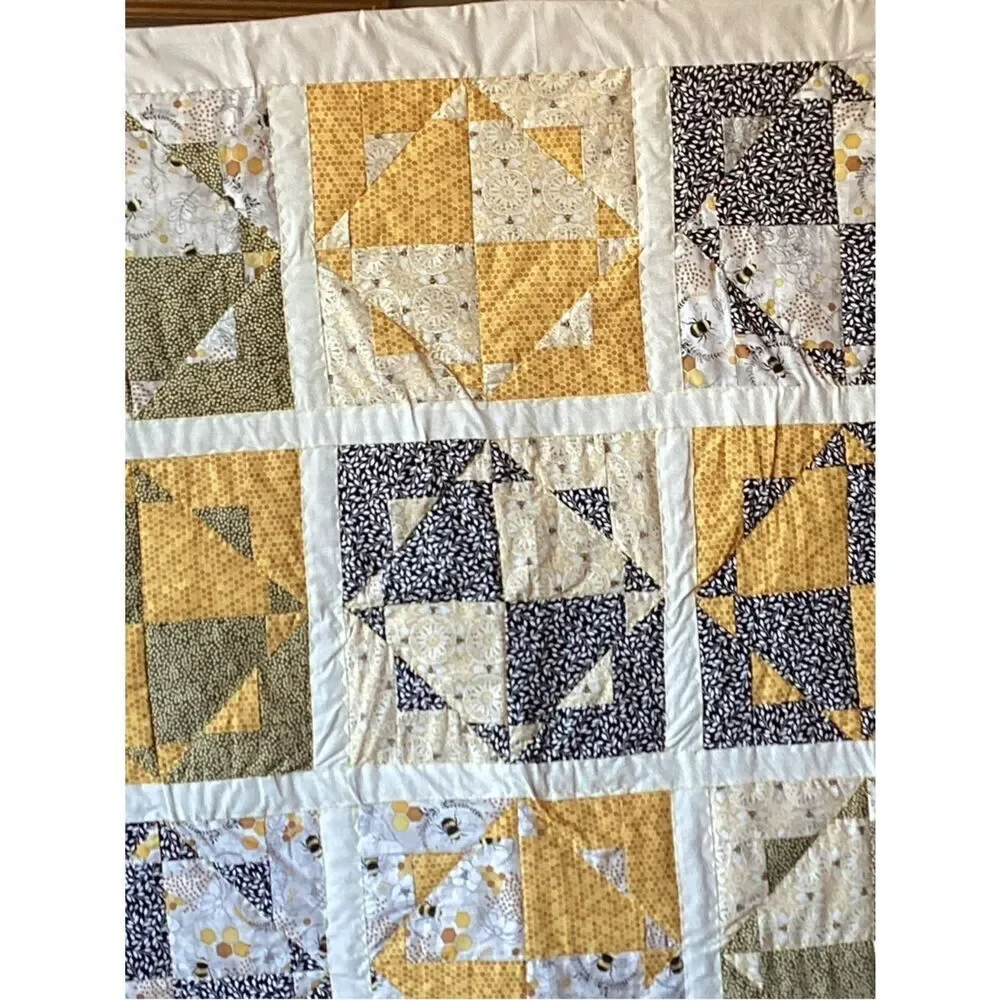 NWT. Hand Crafted Star Bees Quilt